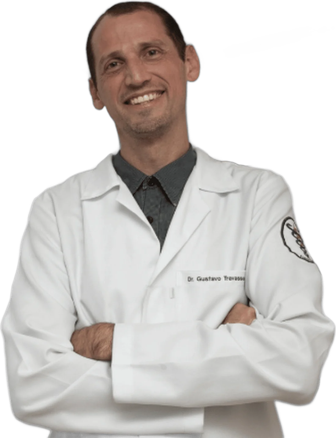 Dr. Gustavo Travassos, de jaleco, sorrindo